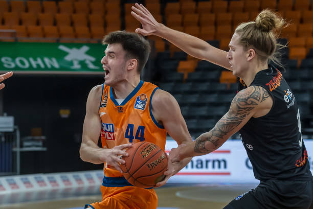 富勒姆之间 富勒姆之间